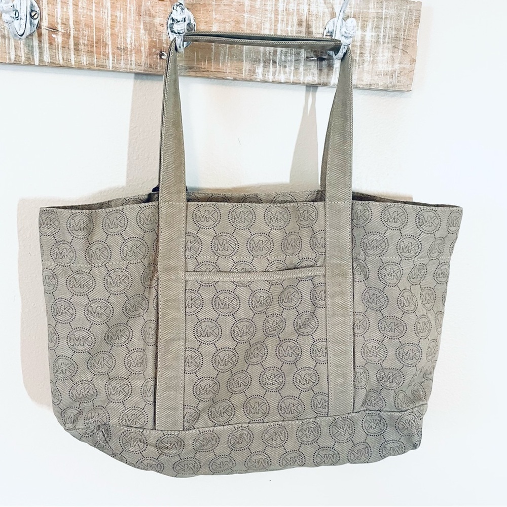 Original Michael Kors Canvas Large Tote Bag – Stylish & Functional! 👜✨ - Picture 2 of 9